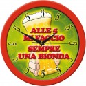 Orologio da Parete Umoristico con Brocca di Birra e Frase "Alle Cinque Mi Faccio Sempre una Bionda" – Diametro 24 cm